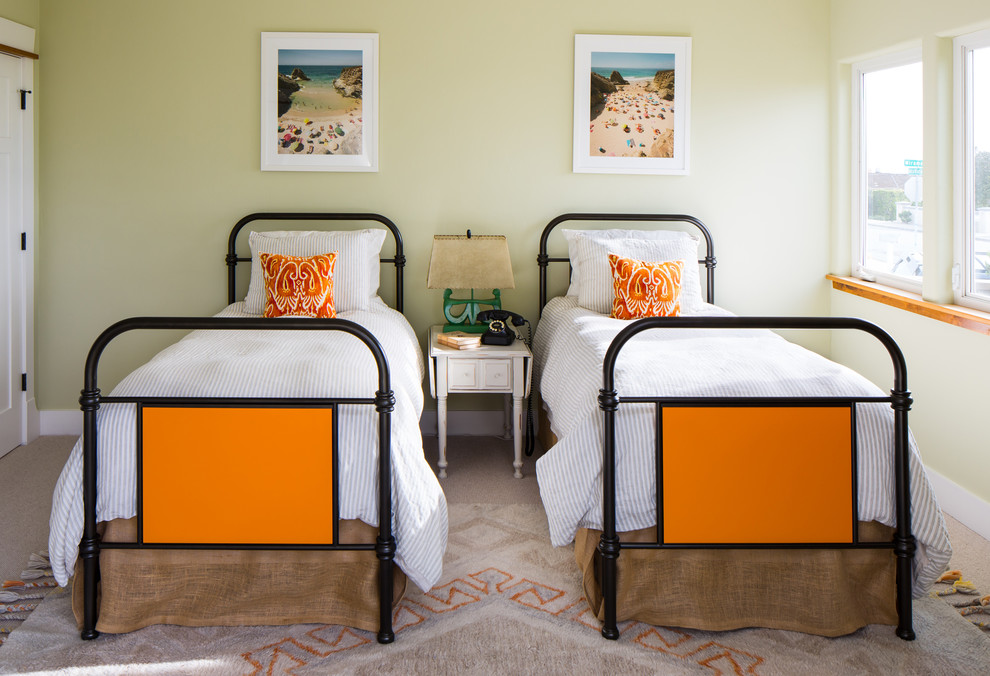 Imagen de dormitorio infantil bohemio de tamaño medio con paredes beige, moqueta y suelo beige