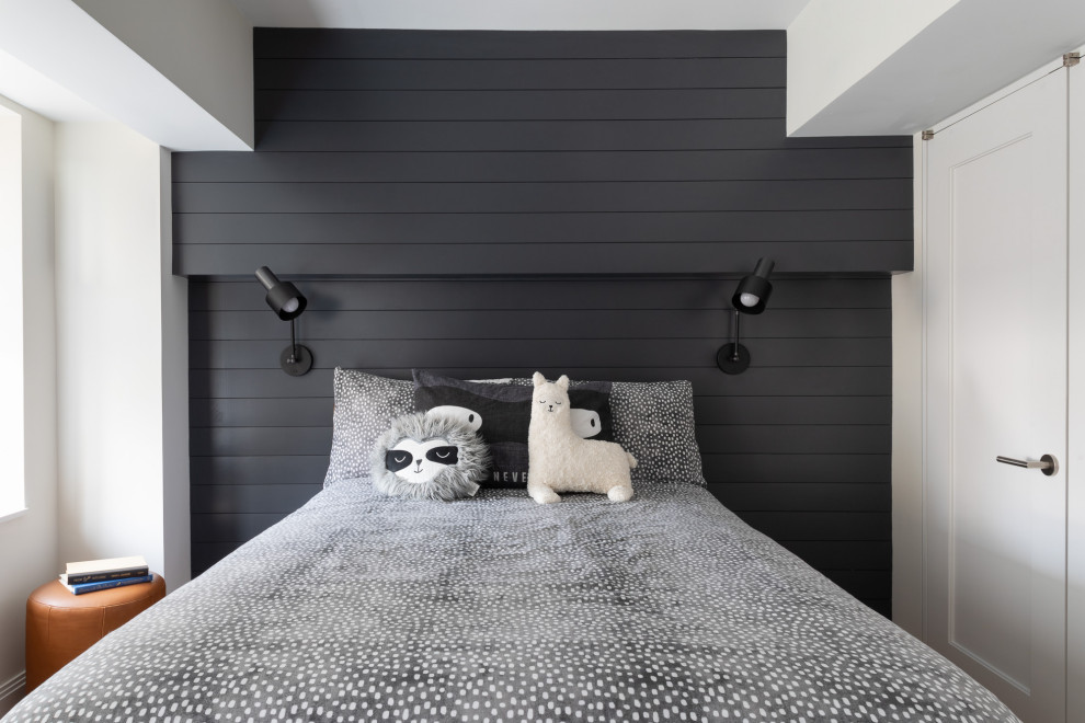 Cette photo montre une petite chambre d'enfant chic avec un mur gris, parquet clair, un sol marron et du lambris de bois.