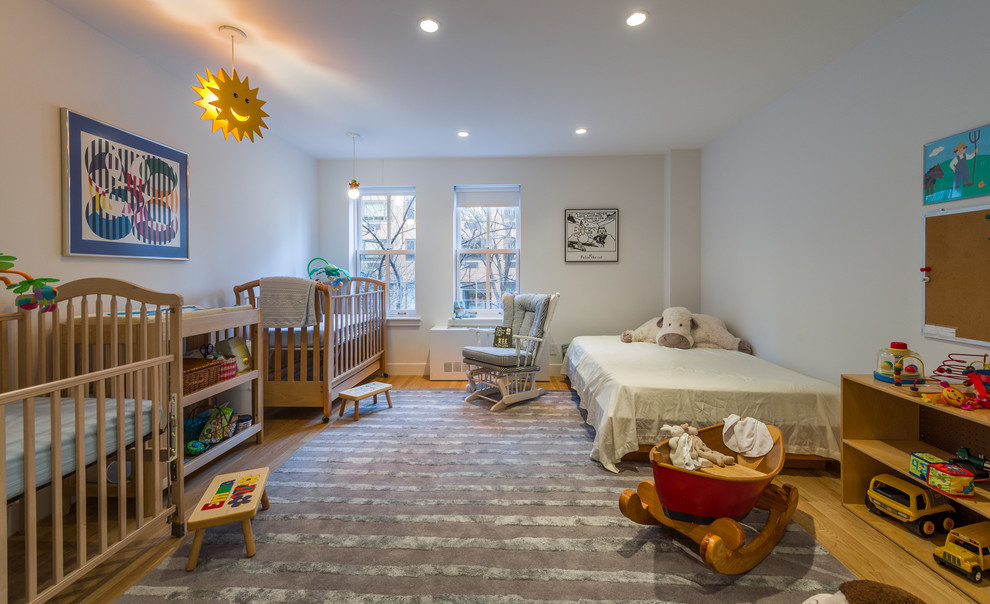 Diseño de dormitorio infantil contemporáneo grande con paredes blancas y suelo de madera clara