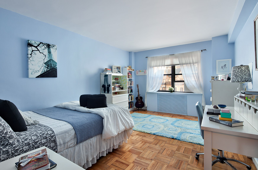На фото: большая детская в стиле неоклассика (современная классика) с синими стенами, паркетным полом среднего тона и спальным местом для подростка, девочки