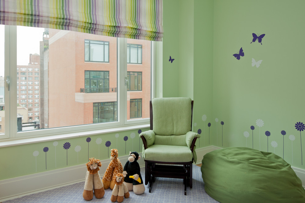 Идея дизайна: большая детская в современном стиле с спальным местом, зелеными стенами и светлым паркетным полом для ребенка от 4 до 10 лет, девочки
