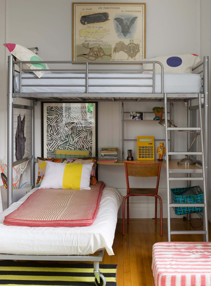 Inspiration för ett eklektiskt barnrum kombinerat med sovrum, med vita väggar, mellanmörkt trägolv och brunt golv