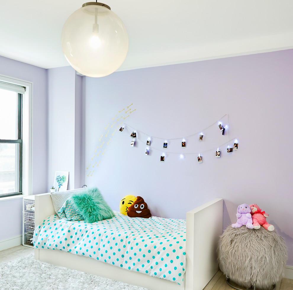 Идея дизайна: маленькая детская в современном стиле с спальным местом, фиолетовыми стенами и светлым паркетным полом для на участке и в саду, подростка, девочки