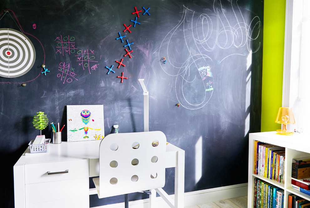 Idée de décoration pour une petite chambre d'enfant de 4 à 10 ans design avec un mur vert et parquet clair.