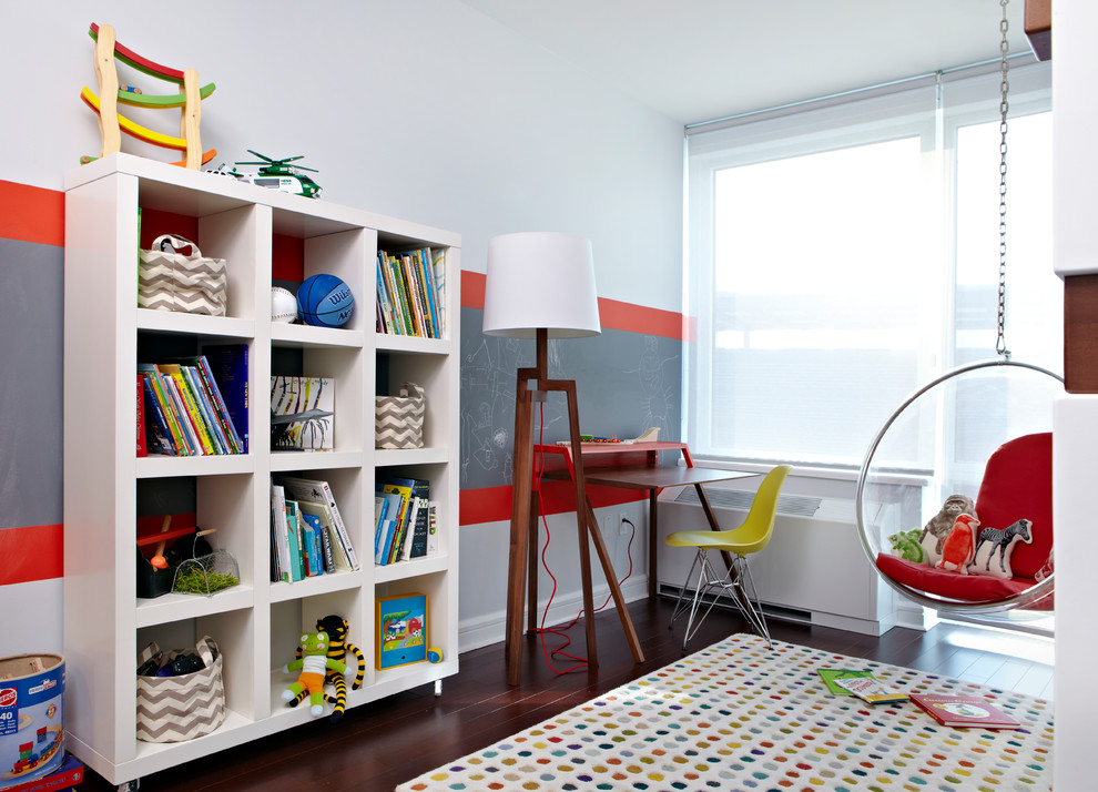 Modelo de habitación de niño de 4 a 10 años actual de tamaño medio con escritorio, paredes blancas y suelo de madera oscura