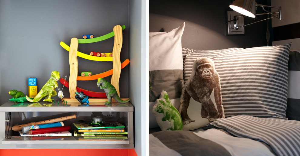 Modelo de habitación de niño de 4 a 10 años contemporánea de tamaño medio con escritorio, paredes blancas y suelo de madera oscura