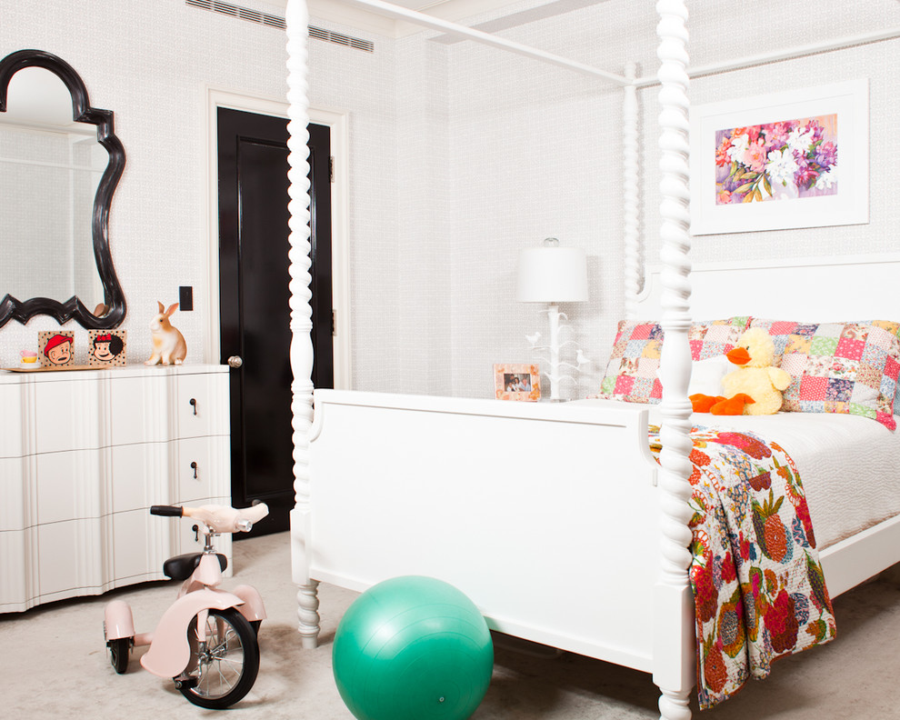 Immagine di una cameretta per bambini chic con pareti bianche