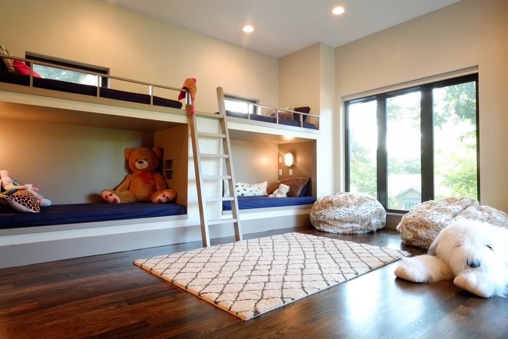 Großes, Neutrales Modernes Kinderzimmer mit Spielecke, beiger Wandfarbe und dunklem Holzboden in Houston