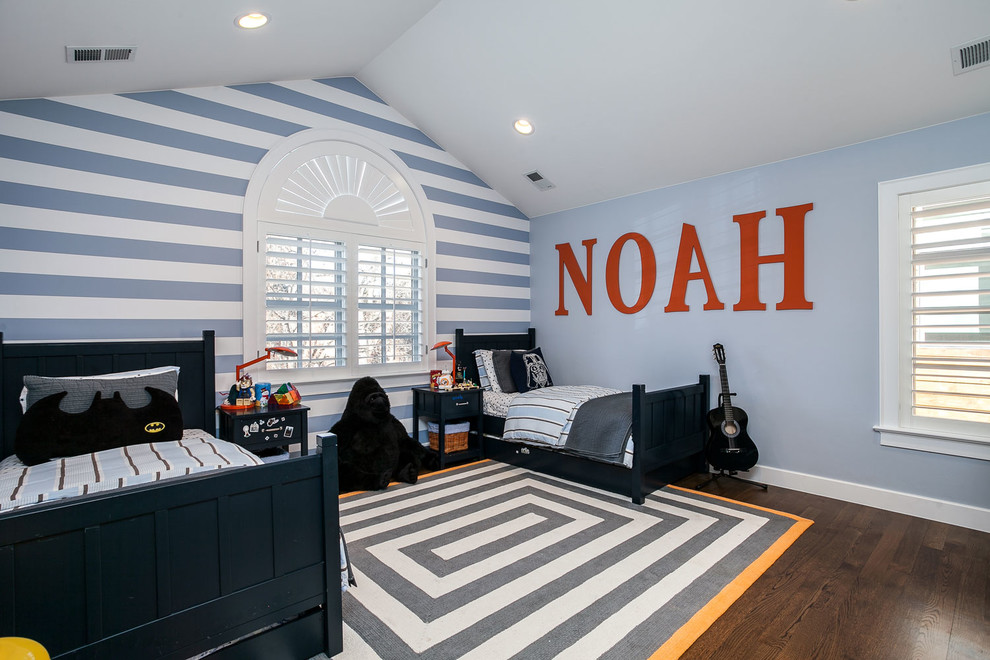 デンバーにある高級な中くらいなトランジショナルスタイルのおしゃれな子供部屋 (青い壁、濃色無垢フローリング、茶色い床) の写真