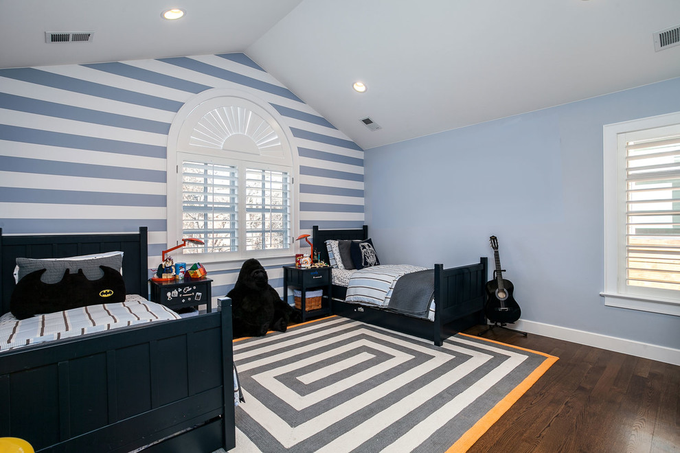 Réalisation d'une chambre d'enfant tradition de taille moyenne avec un mur bleu, parquet foncé et un sol marron.