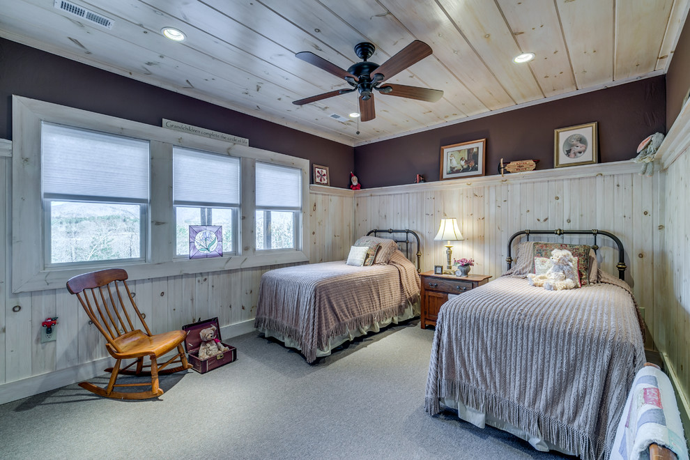 Immagine di una cameretta da letto stile rurale con moquette e pareti multicolore
