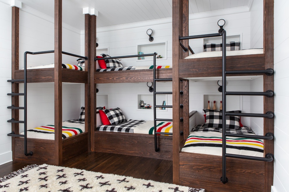 Imagen de dormitorio infantil de estilo de casa de campo grande con paredes blancas, suelo de madera oscura y suelo marrón