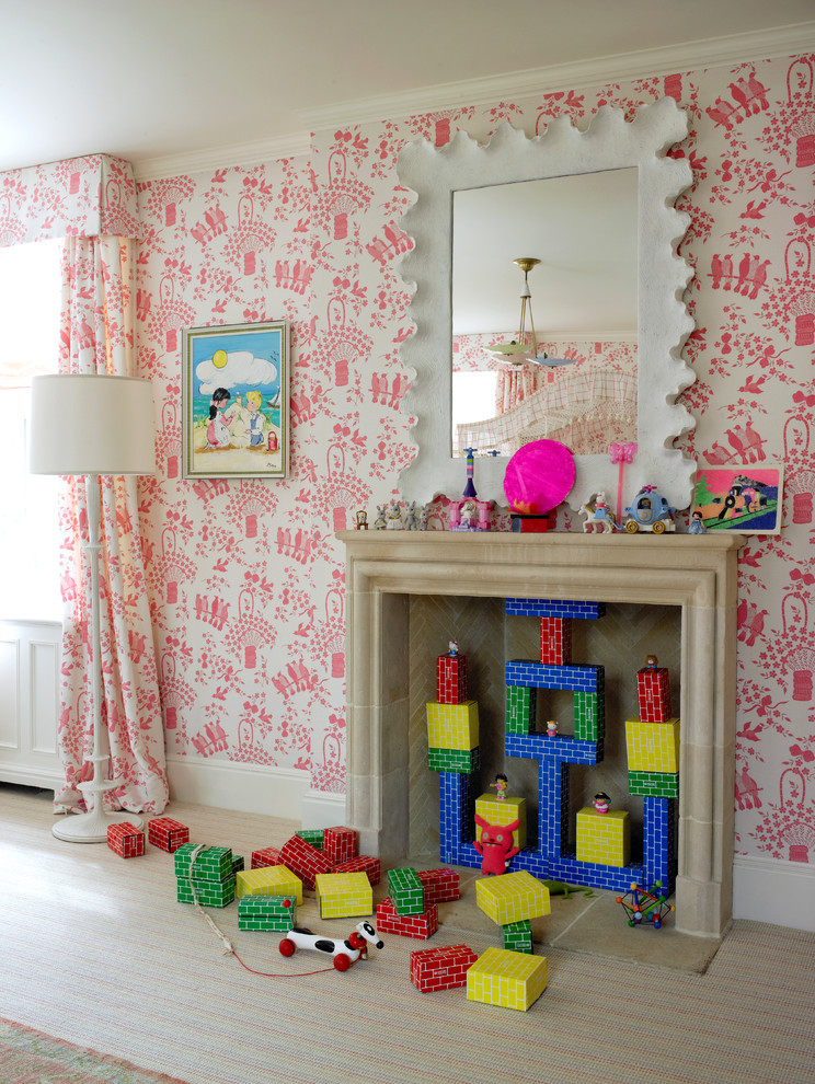 Immagine di una grande cameretta per bambini classica con pareti multicolore e moquette