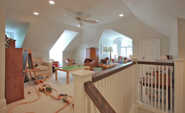 Ispirazione per una cameretta per bambini classica di medie dimensioni con pareti beige, moquette e pavimento beige