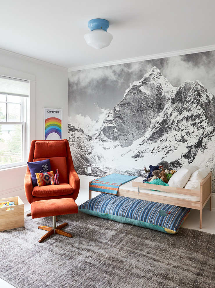 Cette image montre une chambre d'enfant de 4 à 10 ans traditionnelle avec un mur multicolore.