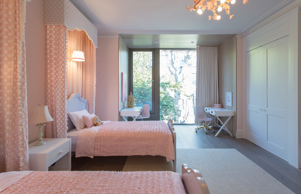 Exempel på ett modernt flickrum kombinerat med sovrum och för 4-10-åringar, med rosa väggar, mellanmörkt trägolv och grått golv