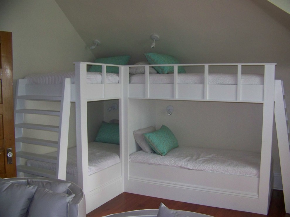 Exempel på ett litet modernt könsneutralt barnrum kombinerat med sovrum och för 4-10-åringar, med vita väggar och mörkt trägolv
