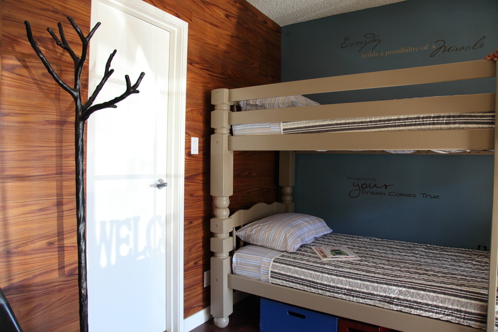 Diseño de dormitorio infantil de 4 a 10 años actual con paredes azules