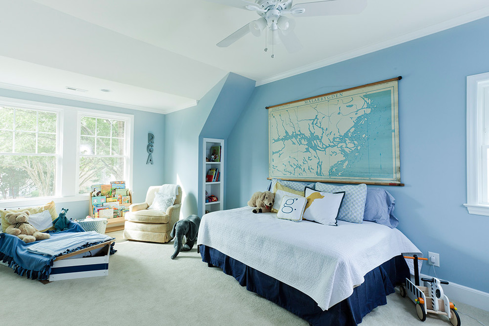 Klassisches Jungszimmer mit Schlafplatz, blauer Wandfarbe und Teppichboden in Charlotte