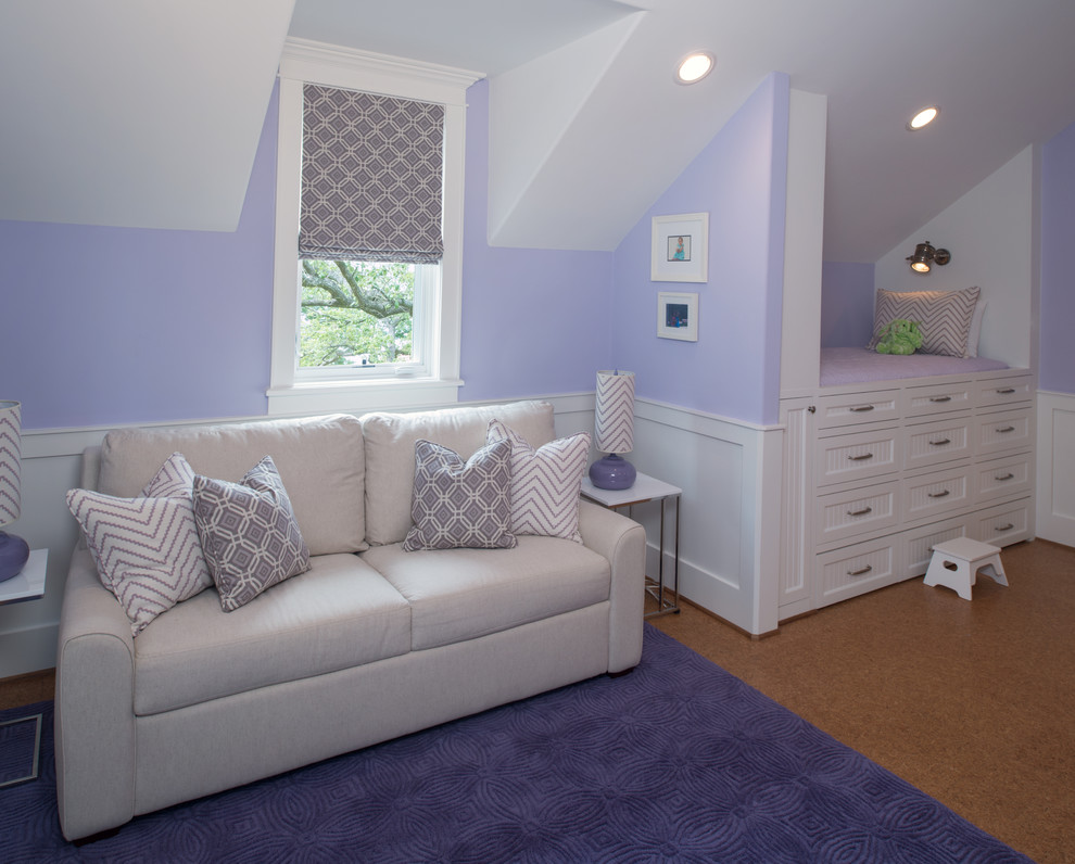 Modelo de dormitorio infantil de 4 a 10 años clásico renovado grande con paredes púrpuras y suelo de corcho