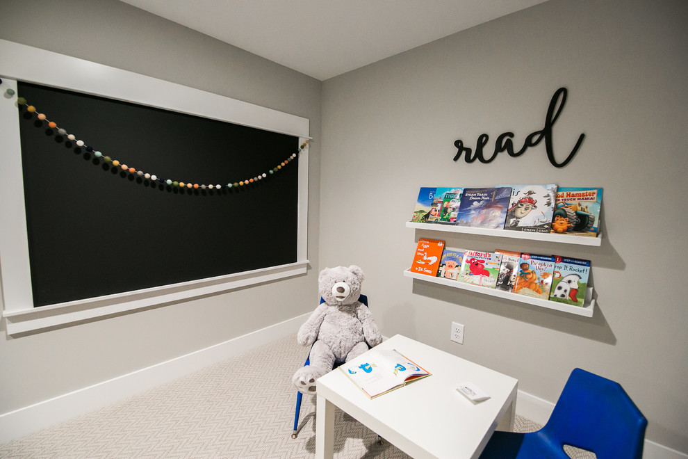 Ejemplo de dormitorio infantil de 4 a 10 años de estilo de casa de campo con paredes grises, moqueta y suelo gris