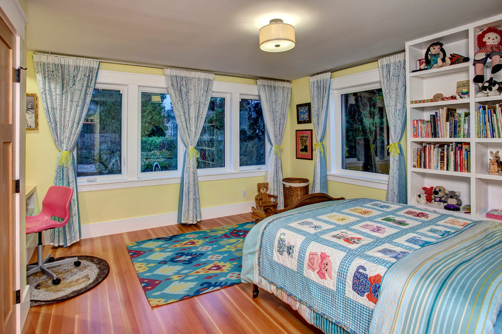 Diseño de dormitorio infantil de 4 a 10 años campestre de tamaño medio con paredes amarillas y suelo de madera en tonos medios