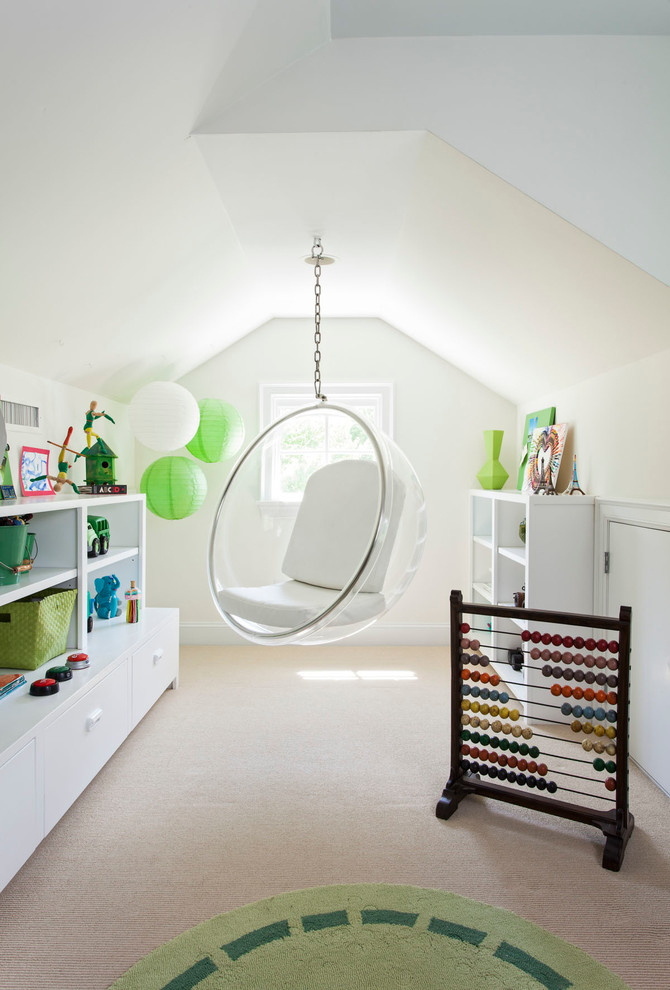 Immagine di un'In mansarda cameretta per bambini contemporanea con pareti bianche e moquette