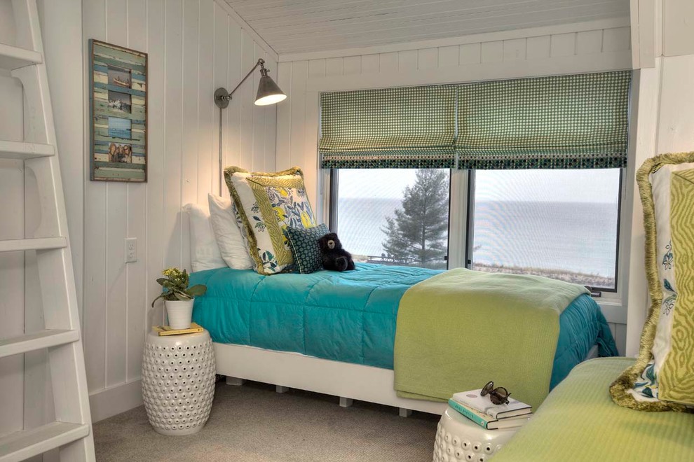 Идея дизайна: нейтральная детская в морском стиле с белыми стенами, ковровым покрытием и спальным местом для двоих детей