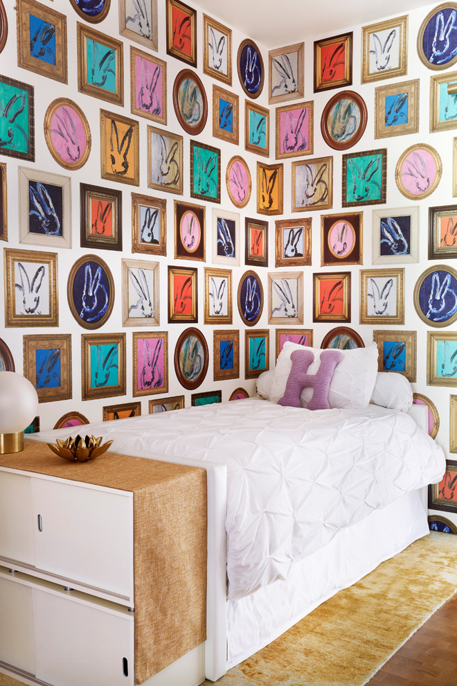 ロサンゼルスにあるお手頃価格の中くらいなコンテンポラリースタイルのおしゃれな子供部屋 (ピンクの壁、無垢フローリング、茶色い床、児童向け) の写真