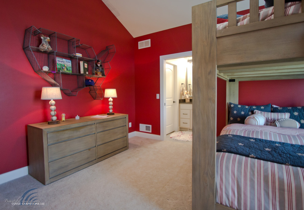 Klassisk inredning av ett stort pojkrum kombinerat med sovrum och för 4-10-åringar, med röda väggar, heltäckningsmatta och beiget golv