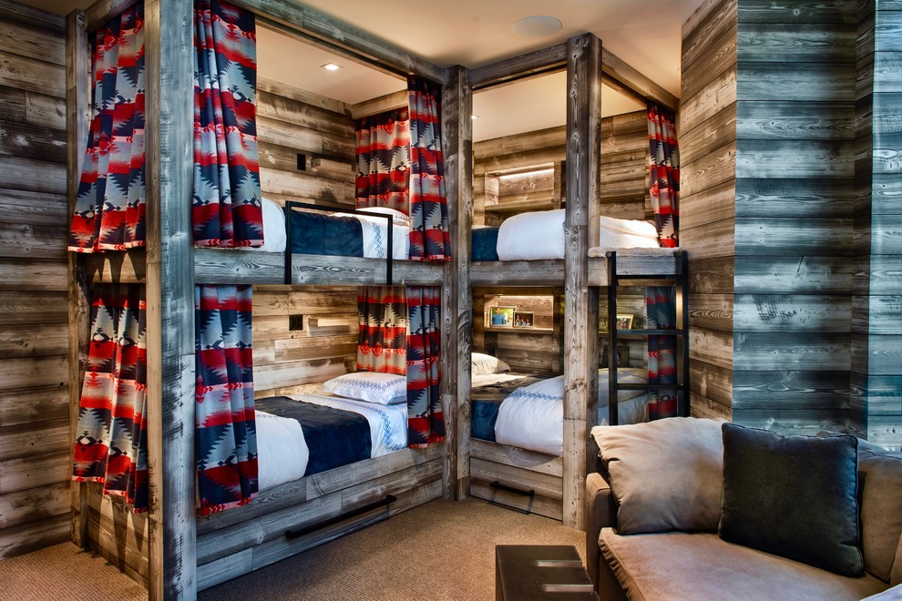 Exemple d'une chambre d'enfant montagne avec un mur marron, moquette, un sol marron et un lit superposé.