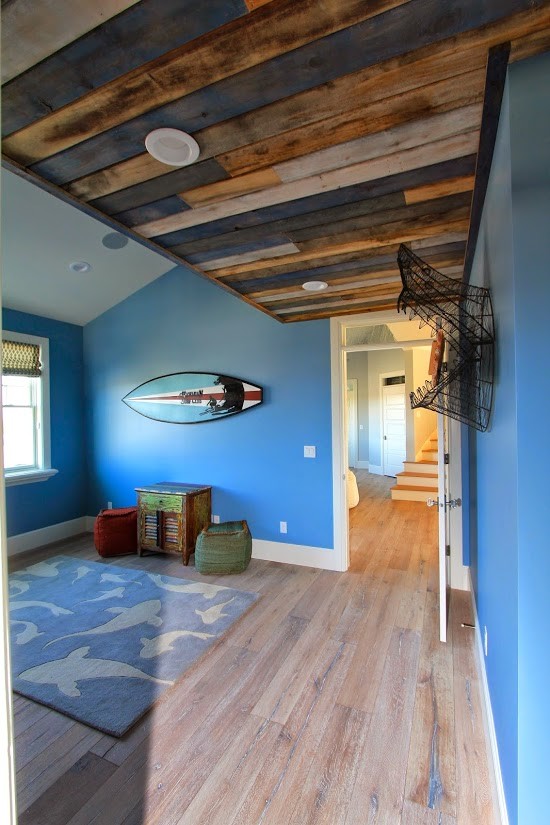 Bild på ett stort maritimt pojkrum kombinerat med sovrum och för 4-10-åringar, med blå väggar och ljust trägolv