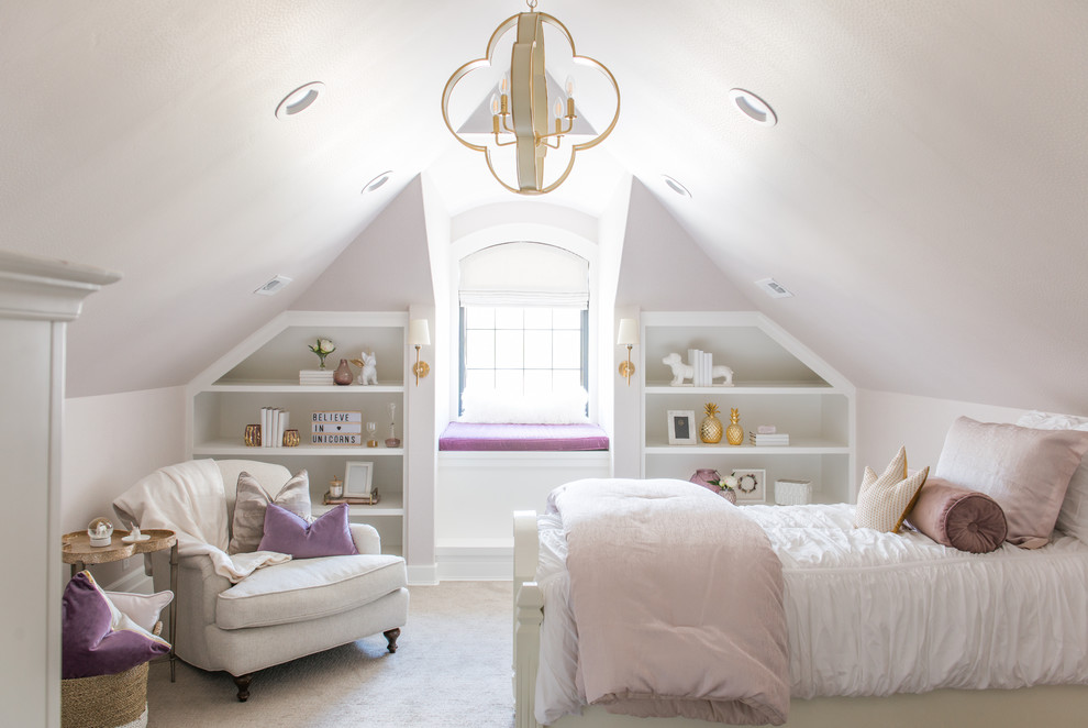 ソルトレイクシティにあるトランジショナルスタイルのおしゃれな子供の寝室 (白い壁、カーペット敷き、グレーの床) の写真