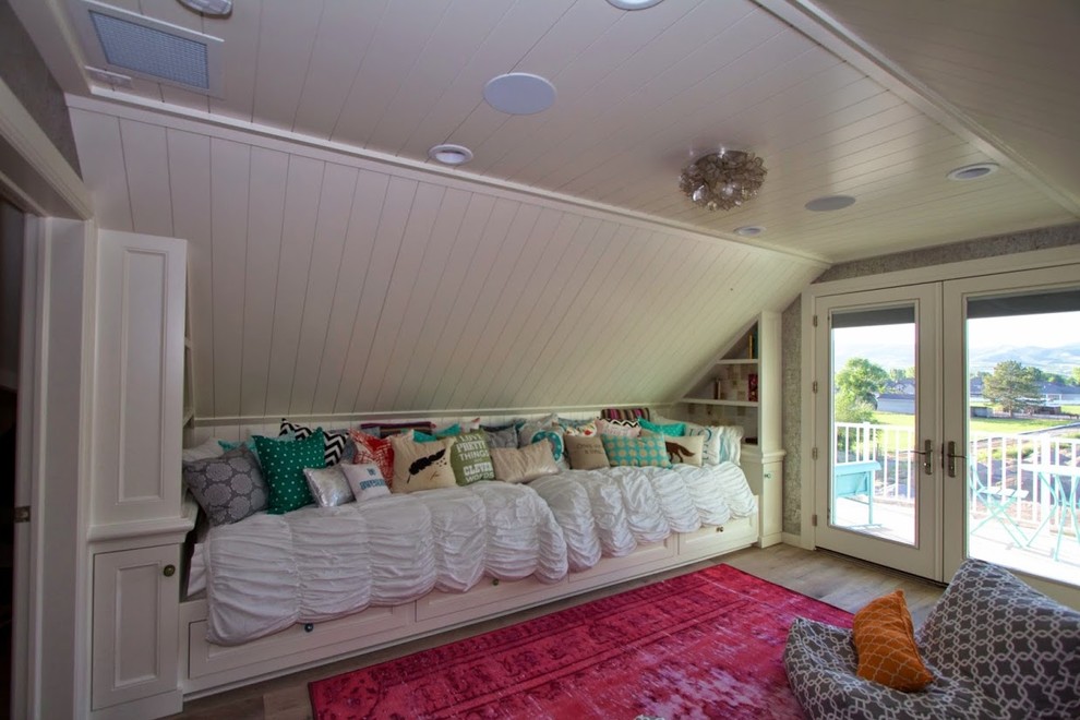 Пример оригинального дизайна: большая детская в стиле кантри с спальным местом, серыми стенами и светлым паркетным полом для подростка, девочки