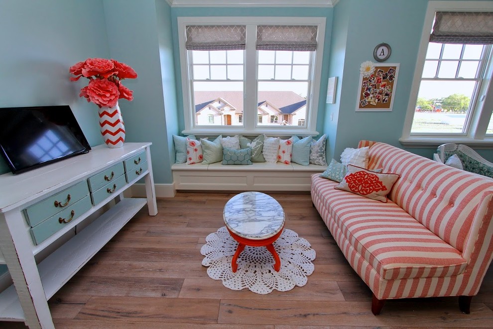 Cette image montre une grande chambre d'enfant rustique avec un mur bleu et parquet clair.