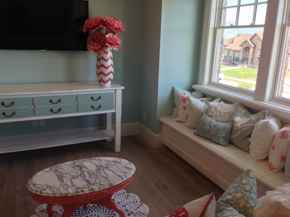 Imagen de dormitorio infantil de estilo de casa de campo grande con paredes azules y suelo de madera clara
