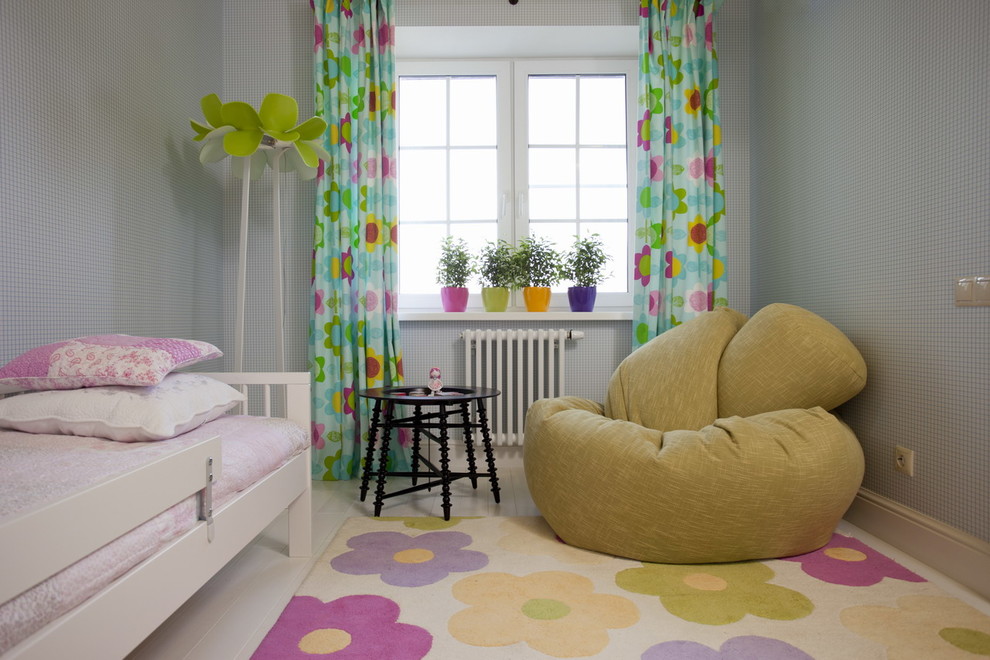 Свежая идея для дизайна: детская среднего размера в современном стиле с спальным местом, серыми стенами и ковровым покрытием для ребенка от 4 до 10 лет, девочки - отличное фото интерьера