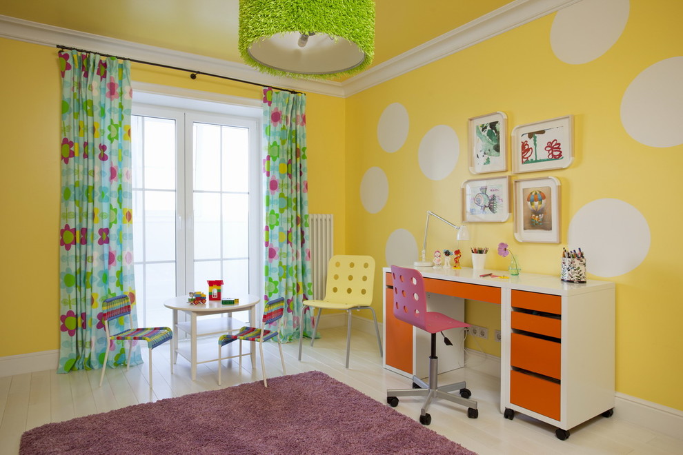 Inredning av ett modernt mellanstort könsneutralt barnrum kombinerat med lekrum och för 4-10-åringar, med flerfärgade väggar och målat trägolv