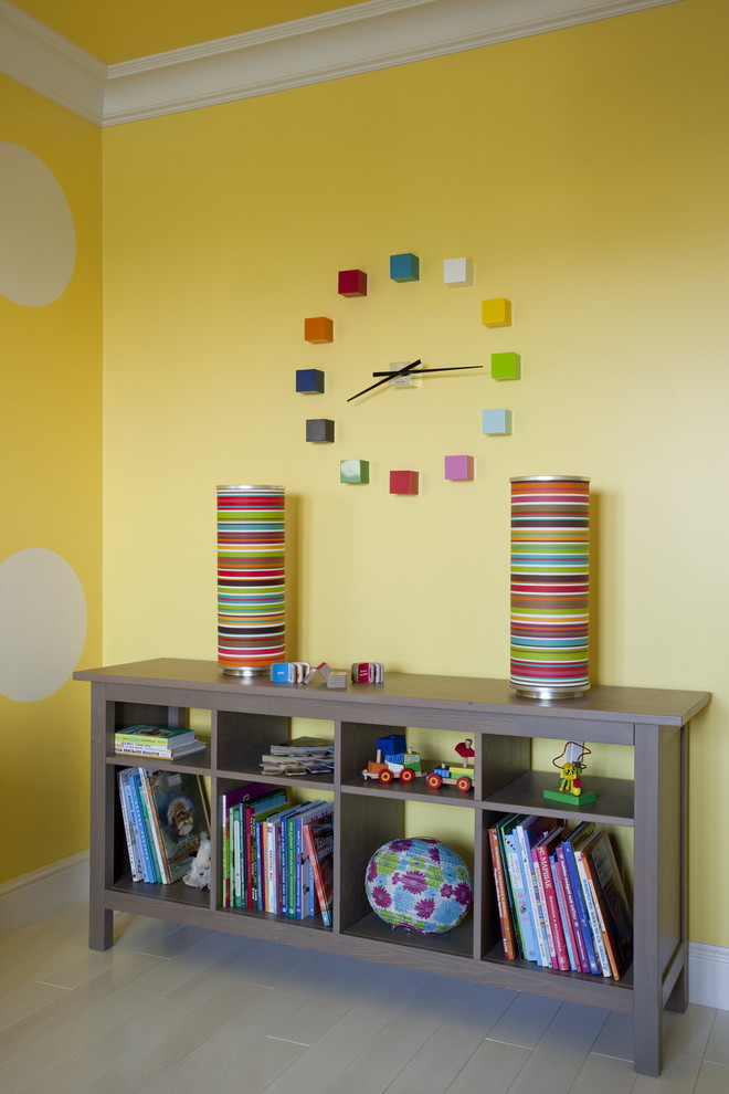 Idee per una cameretta per bambini da 4 a 10 anni minimal di medie dimensioni con pareti gialle e parquet chiaro