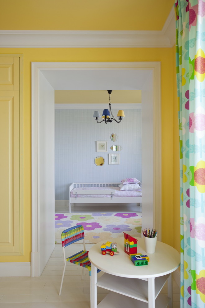Источник вдохновения для домашнего уюта: детская с игровой среднего размера в современном стиле с светлым паркетным полом и желтыми стенами для ребенка от 4 до 10 лет