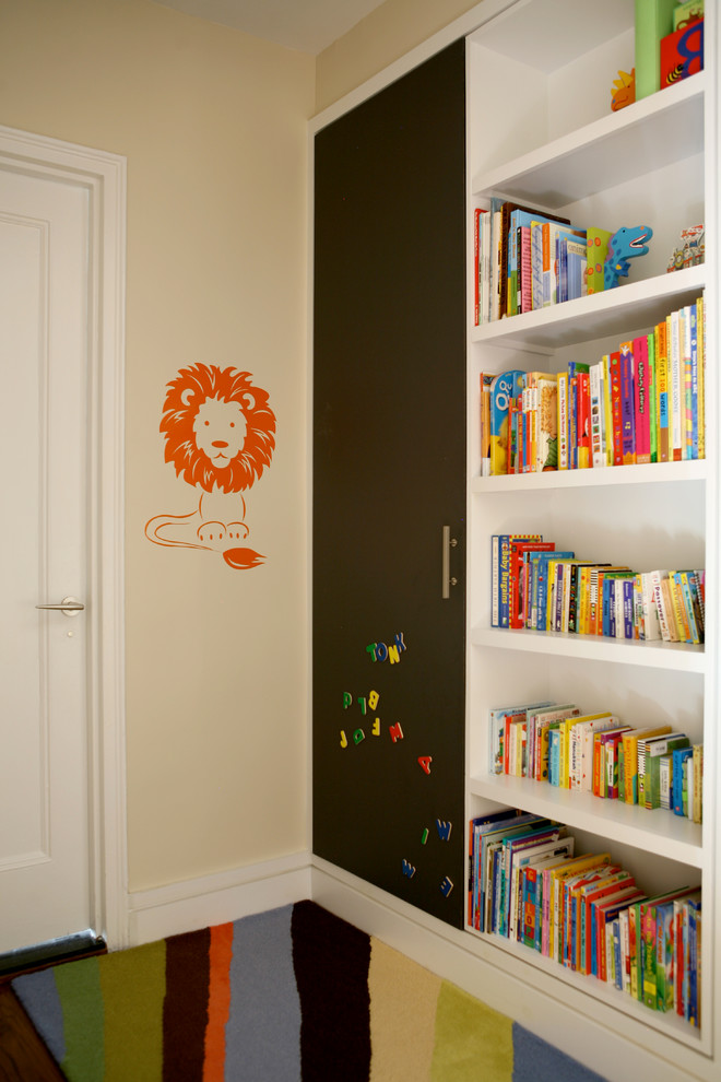 Cette image montre une petite chambre d'enfant de 4 à 10 ans traditionnelle avec un mur jaune.