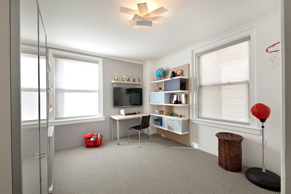 Imagen de dormitorio infantil de 4 a 10 años minimalista de tamaño medio con paredes grises y moqueta