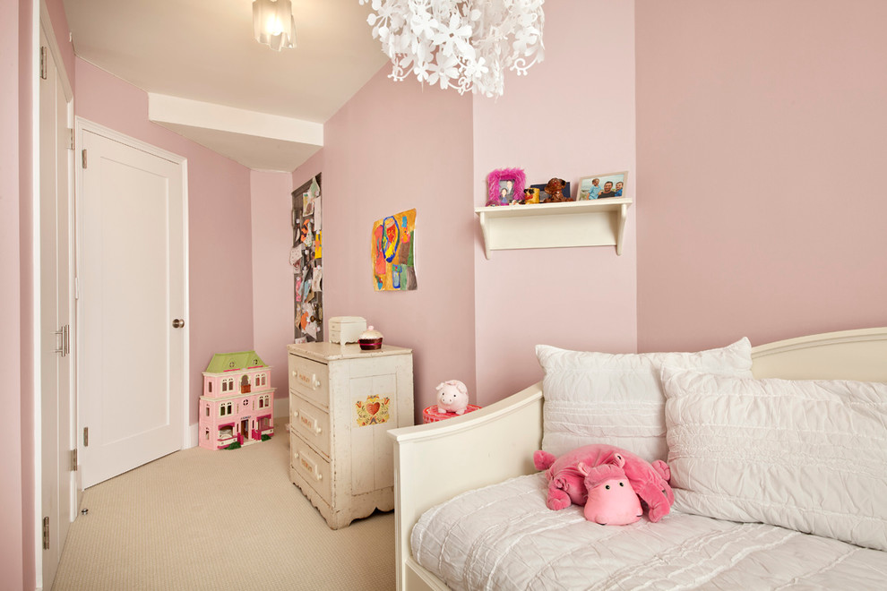 Immagine di una cameretta per bambini da 4 a 10 anni minimalista di medie dimensioni con pareti rosa e moquette