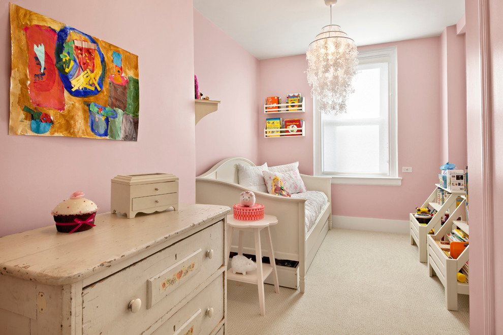 Immagine di una cameretta per bambini da 4 a 10 anni moderna di medie dimensioni con pareti rosa e moquette
