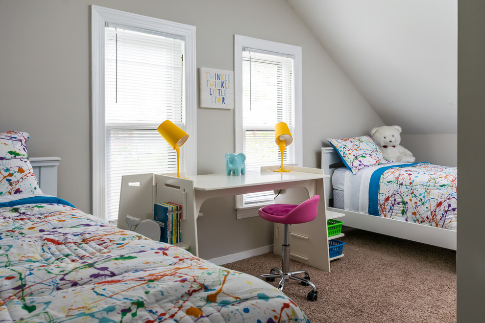 Cette image montre une chambre d'enfant de 4 à 10 ans design de taille moyenne avec un mur gris, moquette et un sol beige.