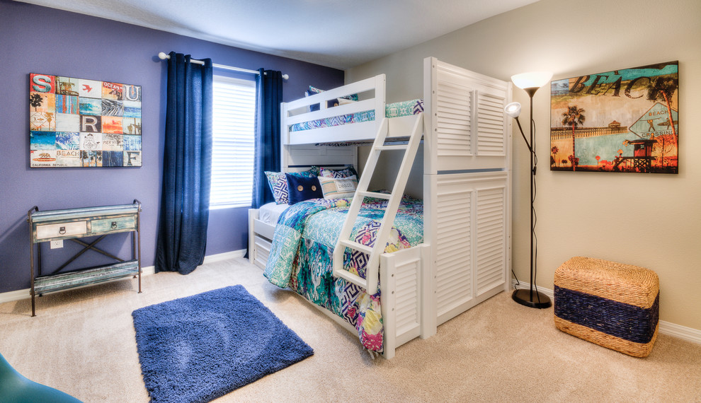 Ejemplo de dormitorio infantil tradicional de tamaño medio con paredes blancas, moqueta y suelo beige