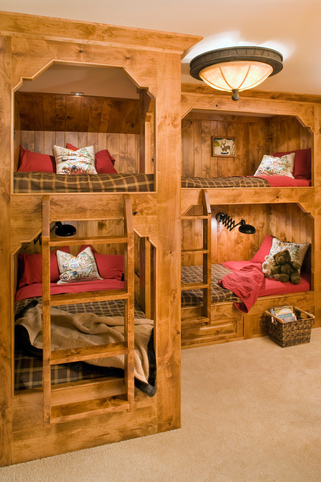 Modelo de dormitorio infantil de 4 a 10 años clásico de tamaño medio con paredes marrones, moqueta y suelo beige