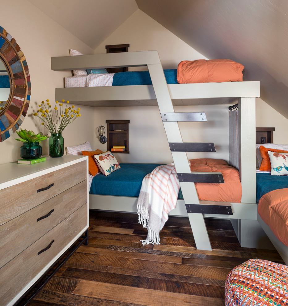 Foto de dormitorio infantil de 4 a 10 años actual pequeño con paredes blancas, suelo de madera en tonos medios y suelo marrón