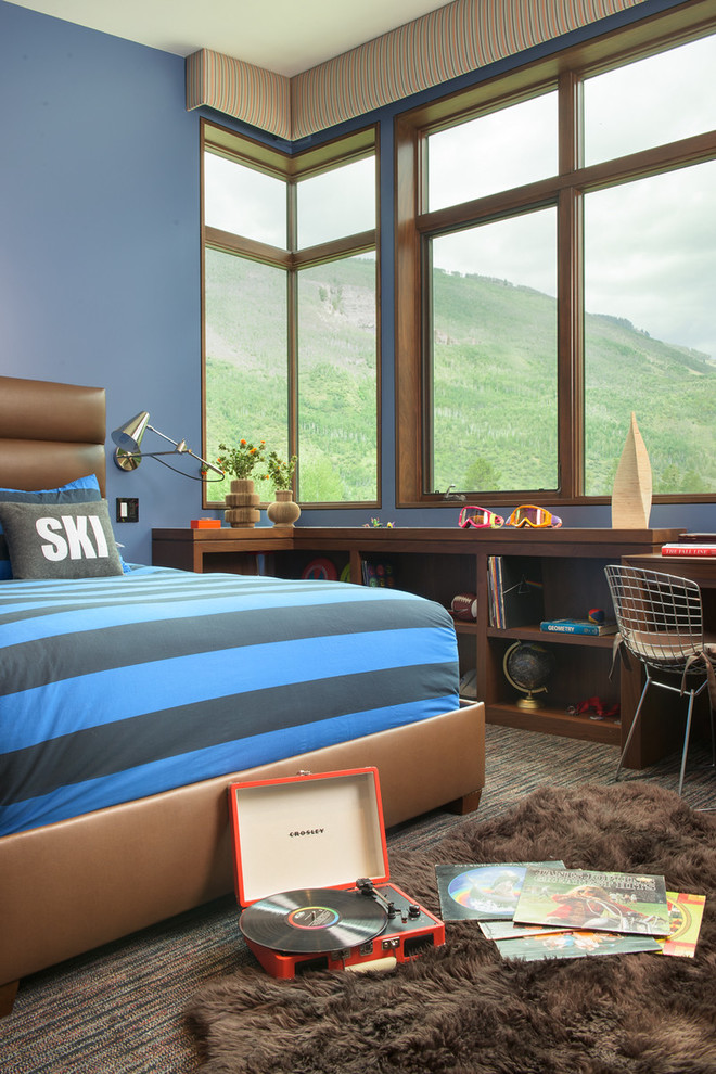 Идея дизайна: детская среднего размера в современном стиле с синими стенами, ковровым покрытием, коричневым полом и спальным местом