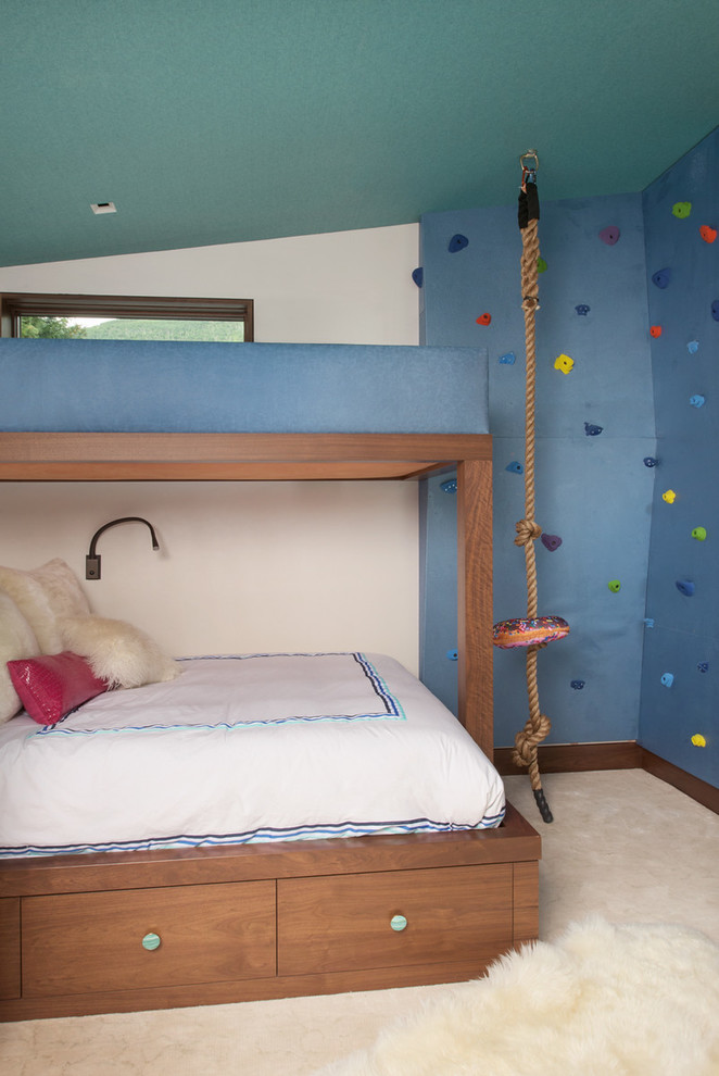 Bild på ett mellanstort funkis barnrum kombinerat med sovrum, med blå väggar, heltäckningsmatta och beiget golv